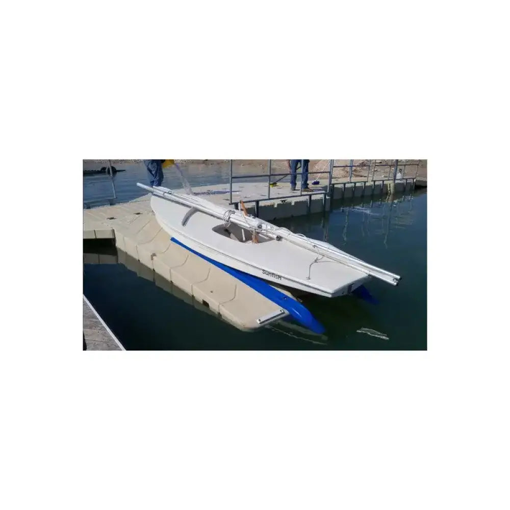 Hvit og blå trimaran-seilbåt med pontongvisere, BÅTLIFT 16 FOT