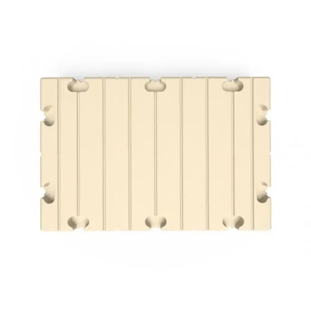 Kremfarget trepanel med vertikale skråflater og dekorative utskjæringer