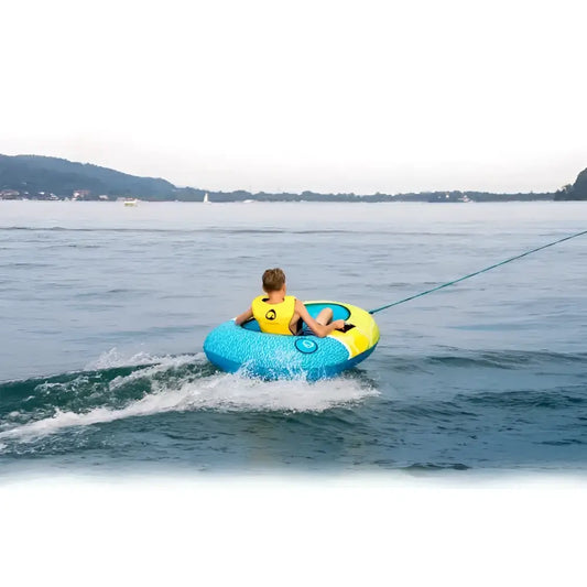 Alt-tekst for bilde av barn som driver med vannrøring på Spinera Towable Rope for 4 personer