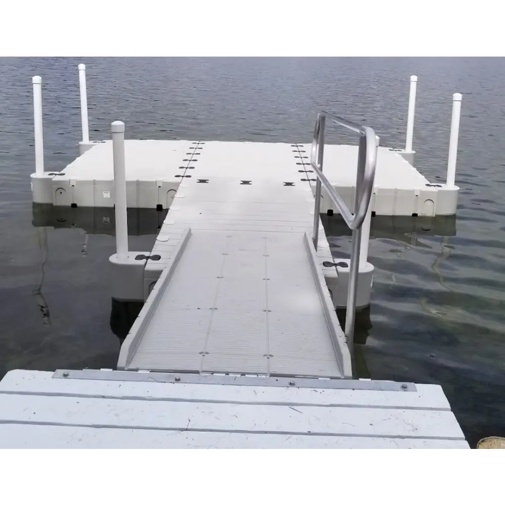 Landgang og badebrygge