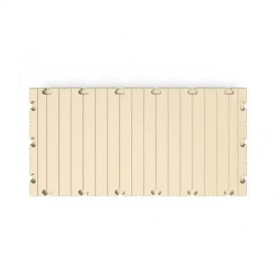 Kremfarget trepanel med vertikale spiler og synlig monteringsutstyr for Bryggeelement