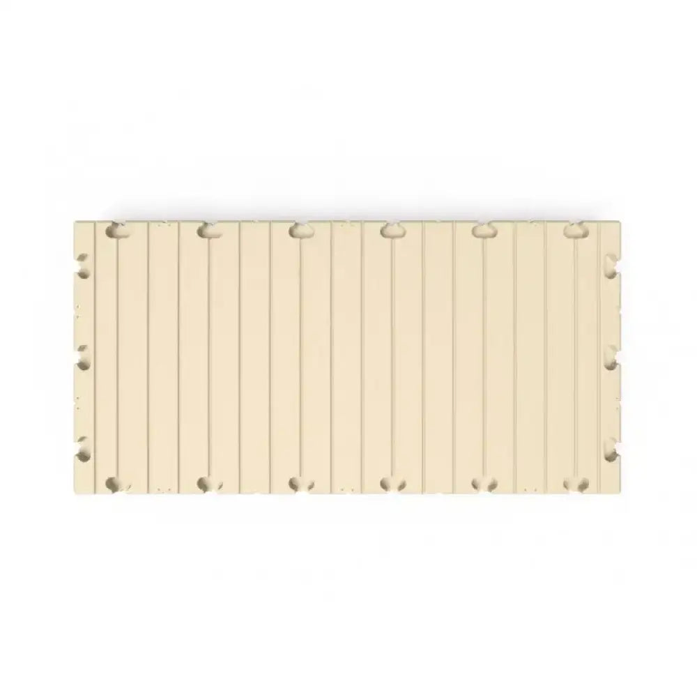 Kremfarget trepanel med vertikale spiler og synlig monteringsutstyr for Bryggeelement