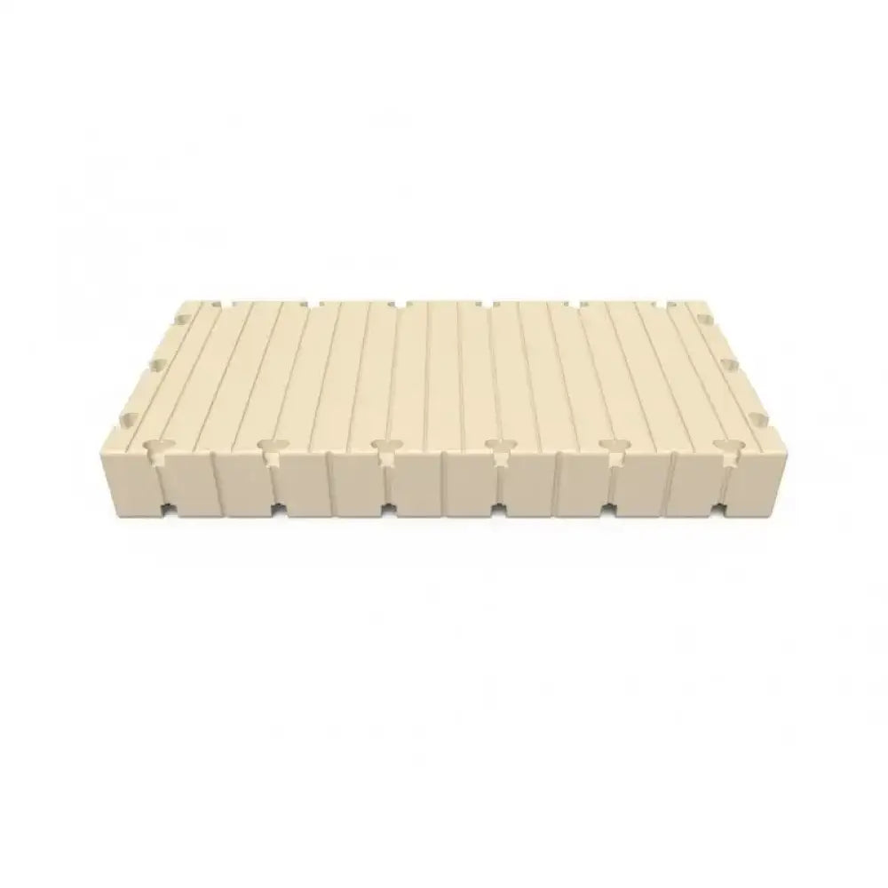 Beige plastmodulplattform med ribbet overflate og sammenkoblede kanter