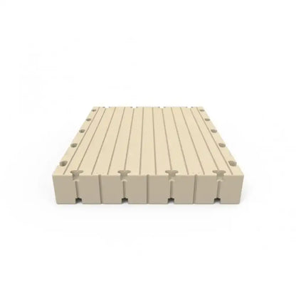 Beige plattform med sammenkoblet slats i produktet 2,5M X 2M BRYGGEELEMENT