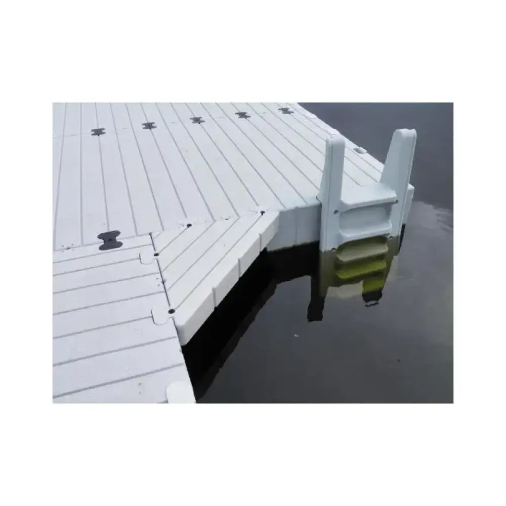 Hvit trebrygge med tilknyttet stige som strekker seg ned i vannet