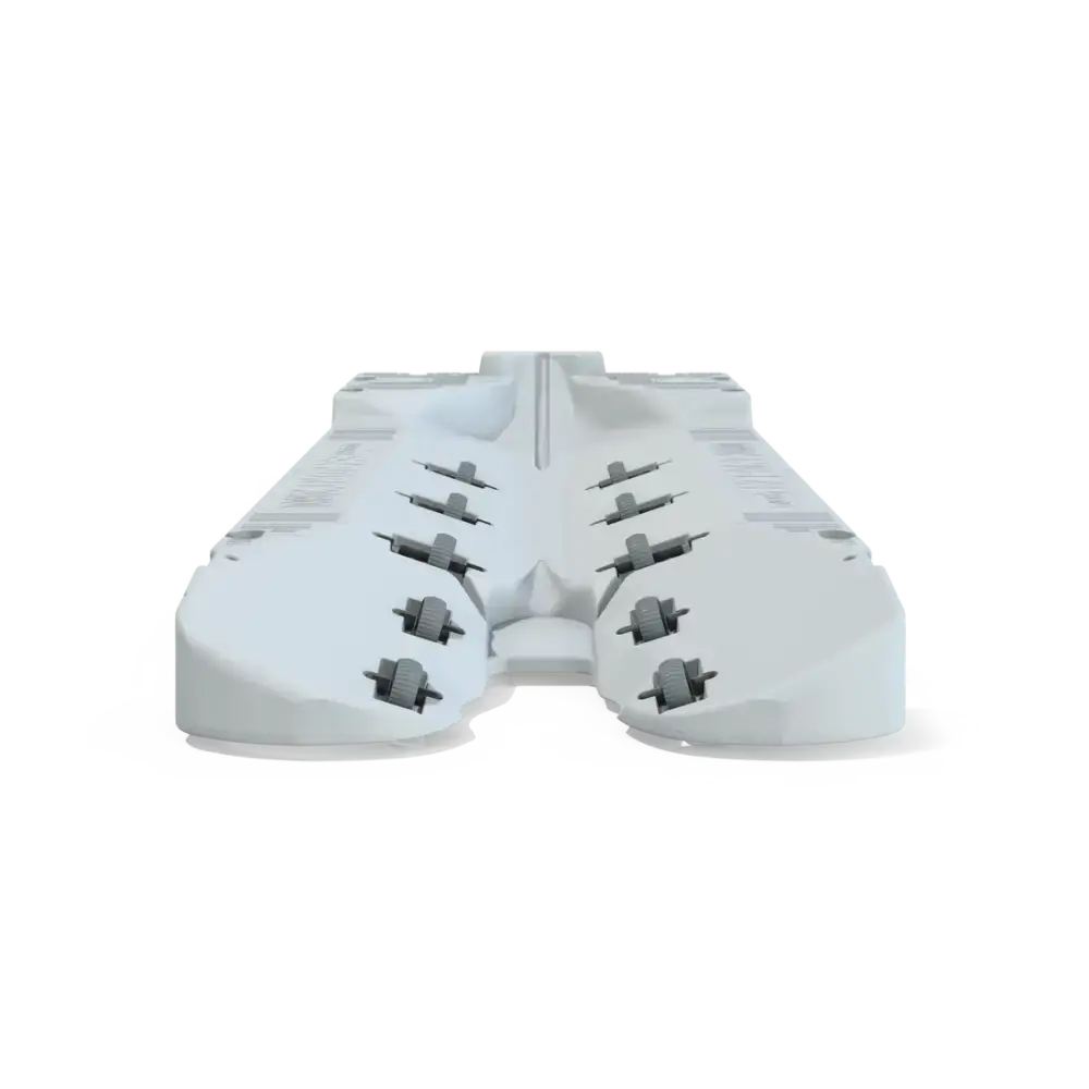 Hvit plastform med symmetriske riller for beskyttelse av vannscooter oppbevaring