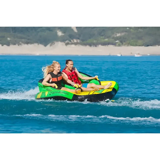 Inflatable towed bøtte med to ryttere på vannet for moro og aktivitet